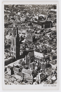 606363 Luchtfoto van de Domkerk en de Domtoren (Domplein) met omgeving te Utrecht, uit het zuidwesten.